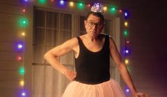 Mirosław Zbrojewicz reklamuje „Opowieści z San Francisco” Netflixa. „Parada równości się nie kończy” (wideo)