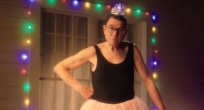 Mirosław Zbrojewicz reklamuje „Opowieści z San Francisco” Netflixa. „Parada równości się nie kończy” (wideo)