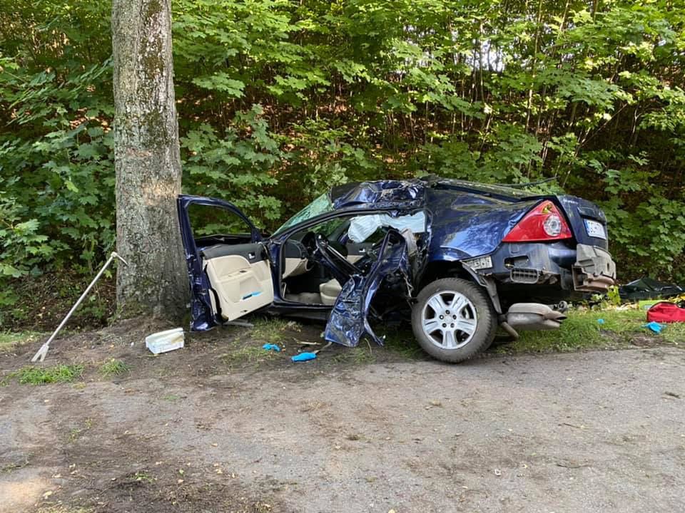 Samochód prowadzony przez młodego kierowcę uderzył w drzewo. Kierowca zginął na miejscu, pasażerowie byli ranni