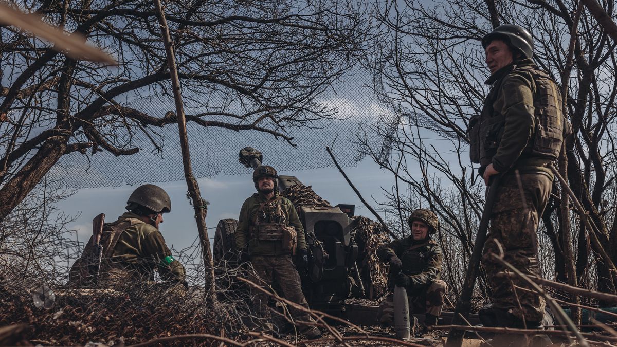 DONETSK OBLAST, UKRAINE - MARCH 21: Ukrainian soldiers at their artillery position in the direction of Bakhmut, 21 March 2023 (Photo by Diego Herrera Carcedo/Anadolu Agency via Getty Images)