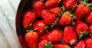 Dodaj do wody i wymocz truskawki. Pozbędziesz się pestycydów