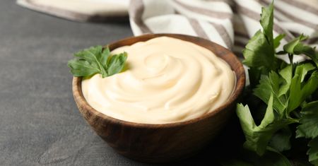 Sos aioli - idealny do frytek i burgerów. Przygotujesz go w pół minuty