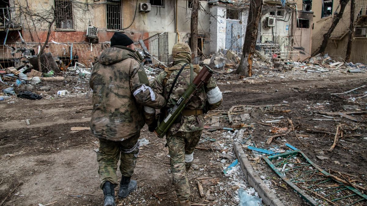 Wojna w Ukrainie - Mariupol pod rosyjsk? okupacj?Mandatory Credit: Photo by Maximilian Clarke/SOPA Images/Shutterstock (12902169aj)  Russian and Chechen soldiers in a devastated Mariupol neighborhood close to the Azovstal frontline. The battle between Russian / Pro Russian forces and the defending Ukrainian forces led by the Azov battalion continues in the port city of Mariupol.  War crisis continues in Mariupol, Ukraine - 18 Apr 2022Maximilian Clarke/SOPA Images/Shutterstock