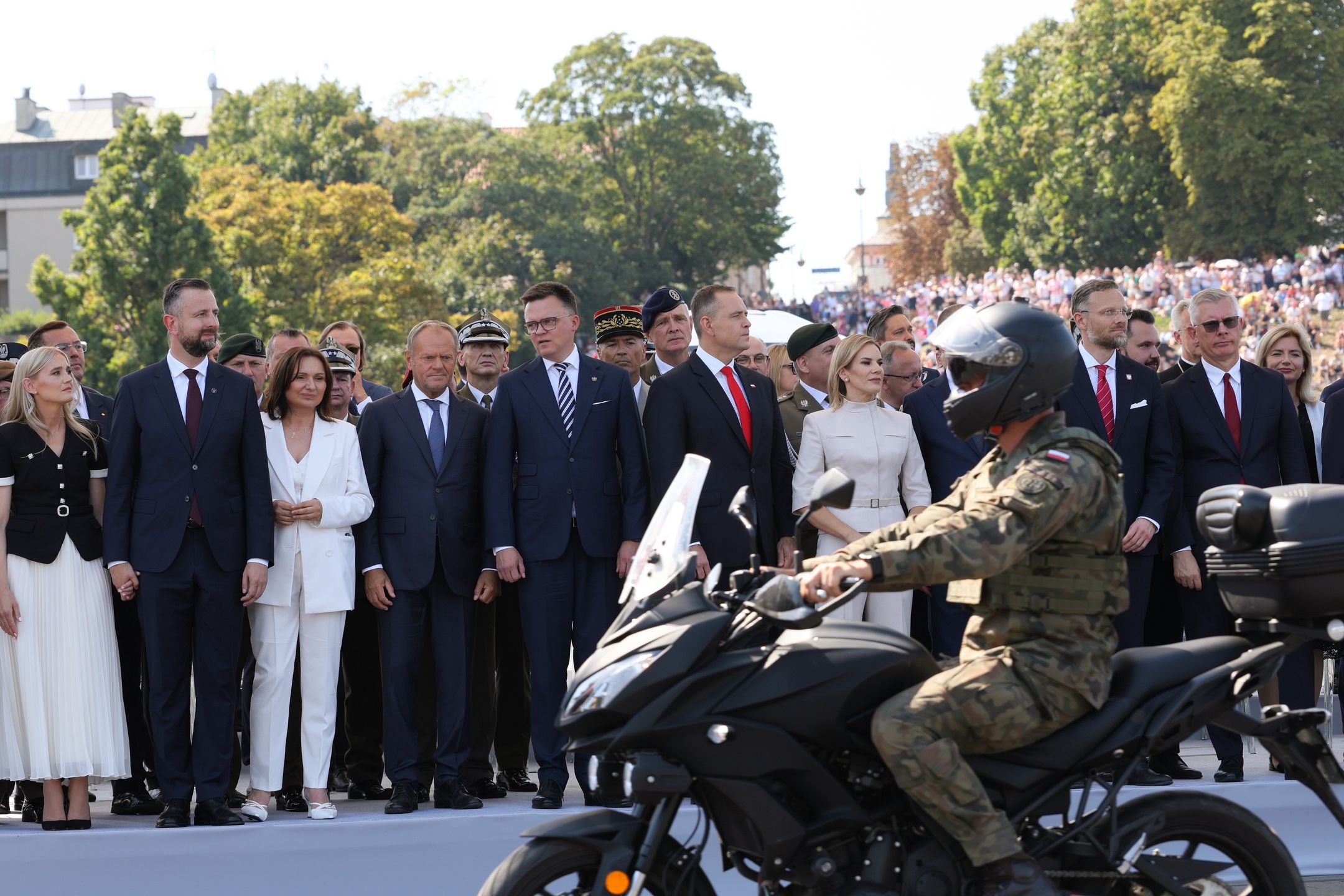 Warszawa, 15.08.2025. Od lewej: Paulina Kosiniak-Kamysz, wicepremier, minister obrony narodowej Władysław Kosiniak-Kamysz, wicemarszałek Sejmu Monika Wielichowska, premier Donald Tusk, marszałek Sejmu Szymon Hołownia, prezydent RP Karol Nawrocki i pierwsza dama Marta Nawrocka podczas defilady na warszawskiej Wisłostradzie, w ramach obchodów Święta Wojska Polskiego, 15 bm. Tegoroczna defilada wojskowa odbywa się pod hasłem ?Dziękujemy za Waszą służbę?. (mr) PAP/Rafał Guz