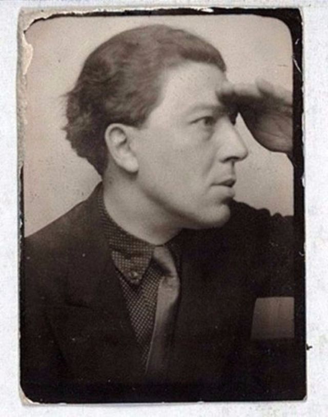 Kiedyś zamiast robić selfie, ludzie korzystali z budek fotograficznych. Zobacz historyczne zdjęcia znanych osób 9