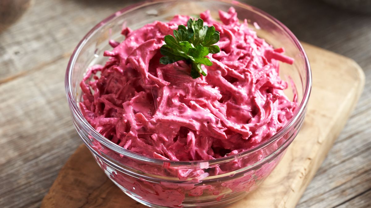 Sałatka buraczana to ciekawa alternatywa dla zwykłej jarzynowej