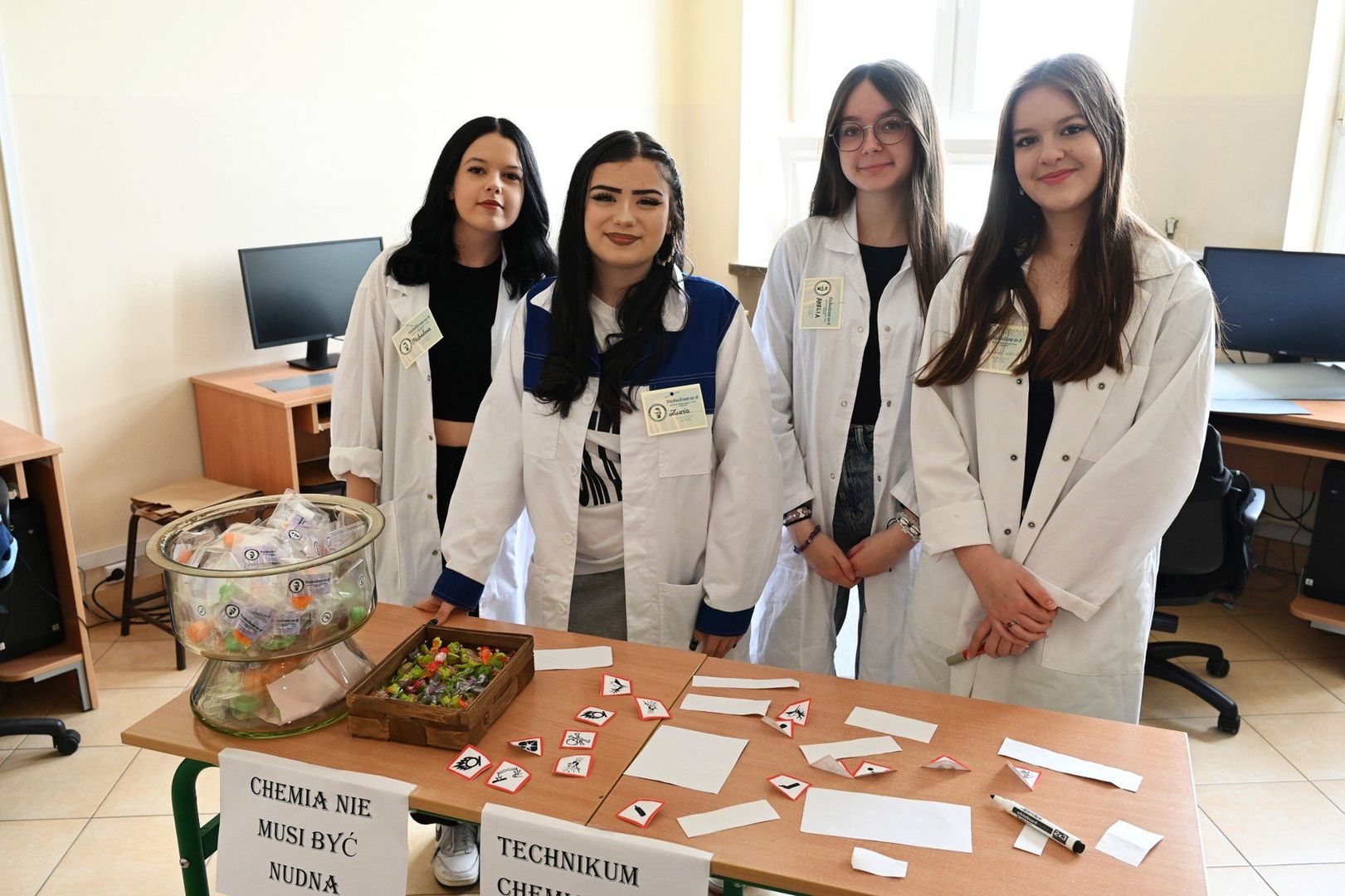 Ogromnym zainteresowaniem cieszyły się także pokazy eksperymentów chemicznych przygotowane przez uczniów Technikum numer 8. Młodsi koledzy z zapartym tchem obserwowali doświadczenia i dopytywali o szczegóły naukowych sztuczek. To właśnie Technikum nr 8, wchodzące w skład Zespołu Szkół numer 3, może poszczycić się znakomitymi wynikami – w ubiegłym roku najlepiej wypadło w egzaminach maturalnych spośród wszystkich techników w Kielcach, a w województwie świętokrzyskim zajęło drugie miejsce. 