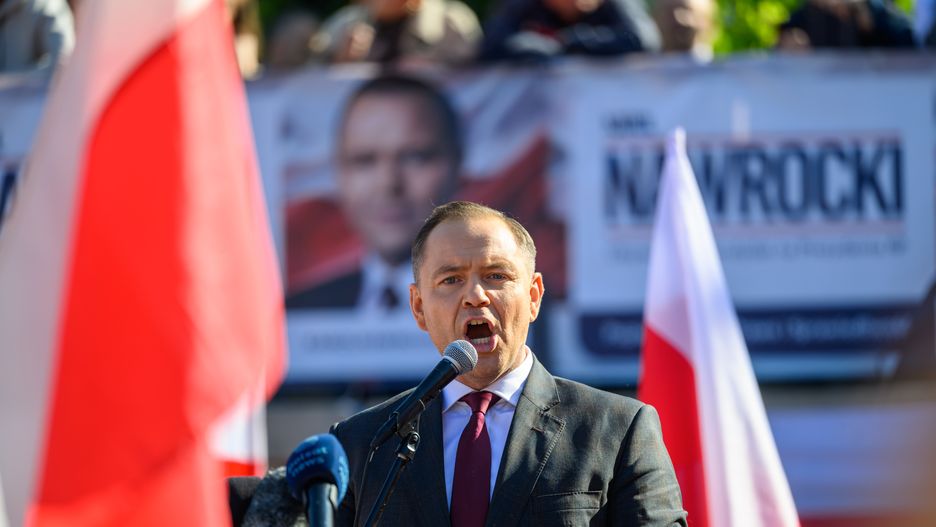 Gorlice, 30.05.2025. Wybory Prezydenta RP 2025 - kampania przed II turą. Kandydat Komitetu Obywatelskiego w zbliżających się wyborach na fotel prezydenta RP, popierany przez Prawo i Sprawiedliwość prezes Instytutu Pamięci Narodowej Karol Nawrocki podczas spotkania z mieszkańcami na Rynku w Gorlicach, 30 bm. (ad) PAP/Paweł Topolski