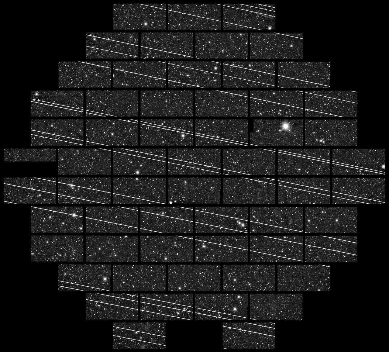 Ślady pozostawione przez satelity Starlink 
