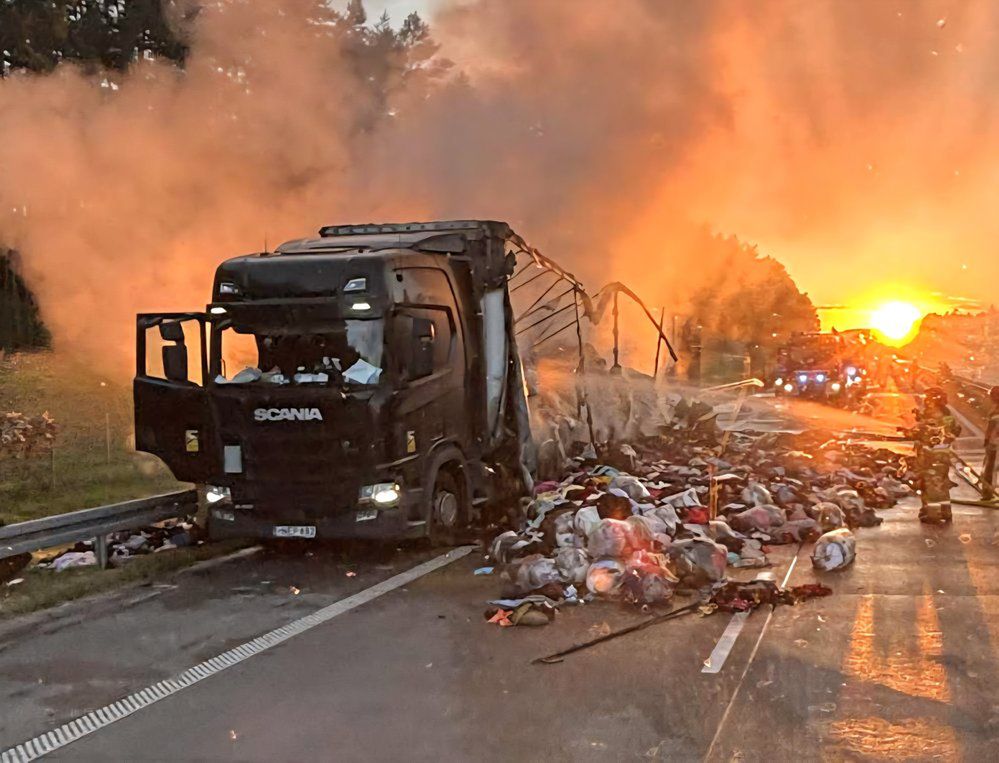 Pożar ciężarówki z tekstyliami na A2. Dym było widać z wielu kilometrów