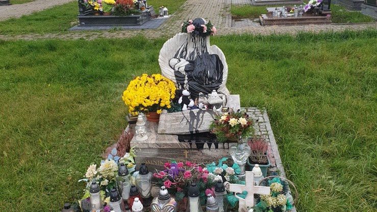 Wandale zniszczyli pomnik Dzieci Utraconych we wsi Brzezówka.