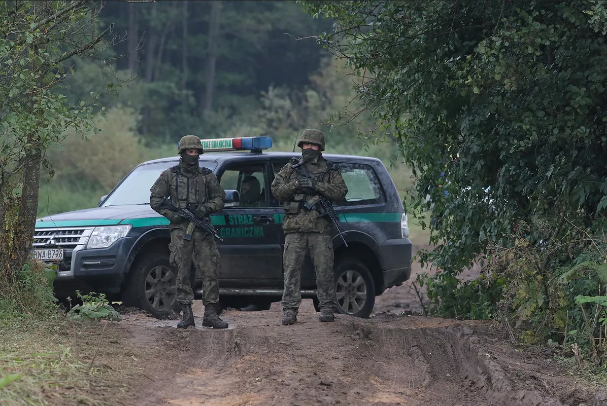 Około 50 migrantów wdarło się na teren Polski. Polskich policjantów obrzucono kamieniami
