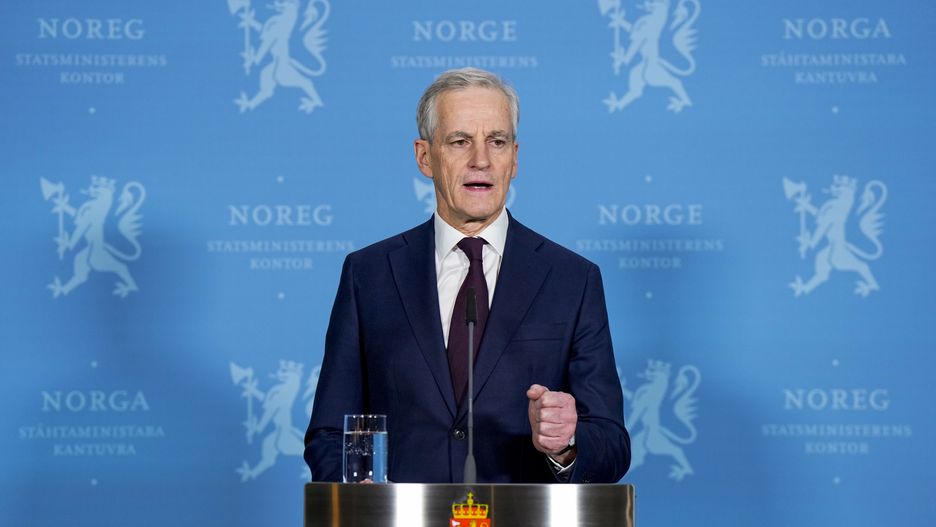 Norway's Prime Minister Jonas Gahr Store holds a press conference at the Prime Minister's Office in Oslo, Norway, 30 January 2025, after it became clear that the Centre Party is breaking off the government cooperation with the Labour Party. EPA/CORNELIUS POPPE NORWAY OUT Dostawca: PAP/EPA.