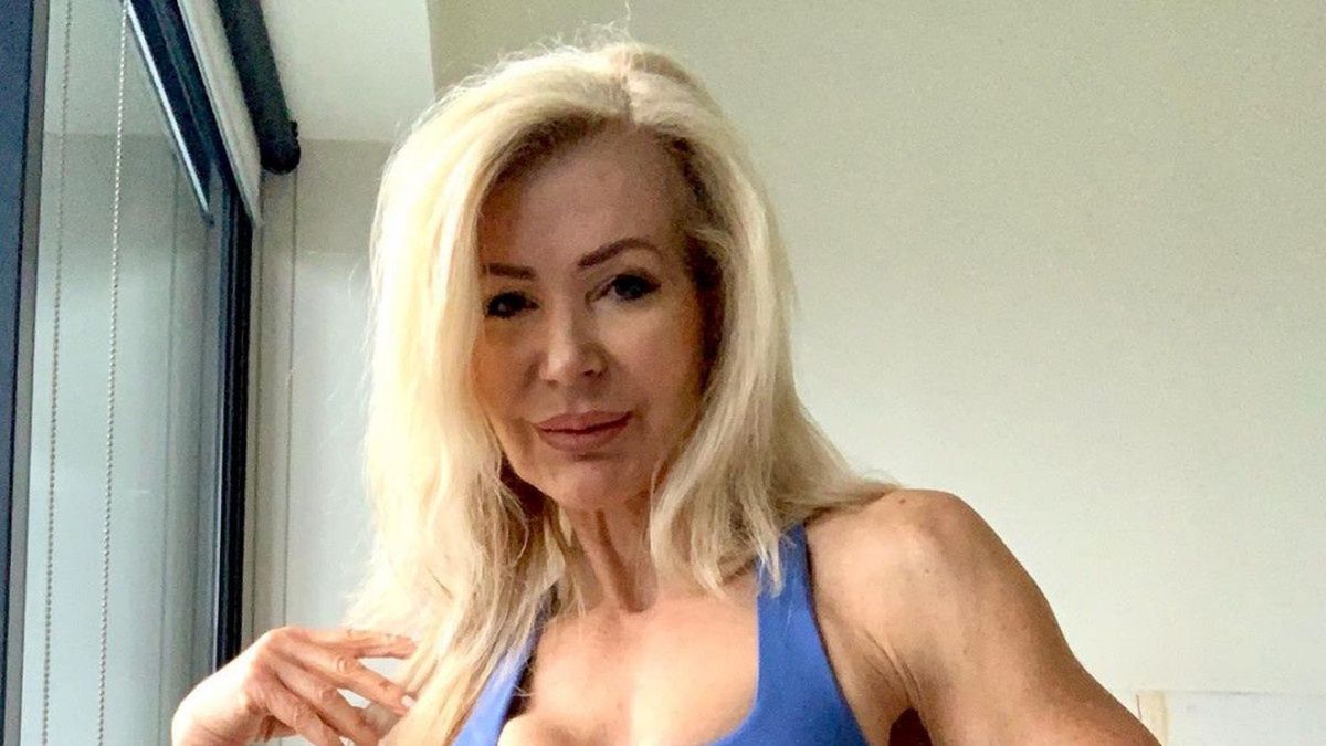 Ma 64 lata i jest mylona z wnuczką 