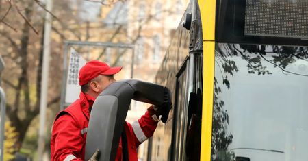 Dali pracownikom sześć podwyżek. I tak mają potężny problem