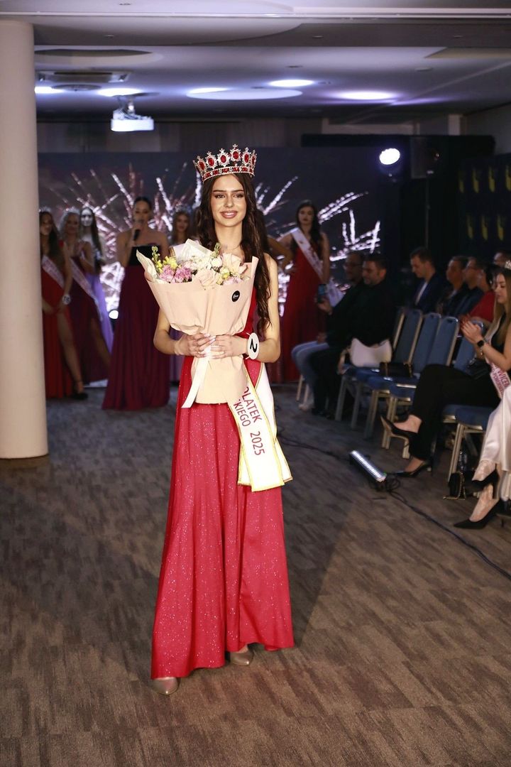 Nadia Głąb (nr 2) z Lipna podczas finałowej gali konkursu Miss Nastolatek Województwa Kujawsko-Pomorskiego 2025