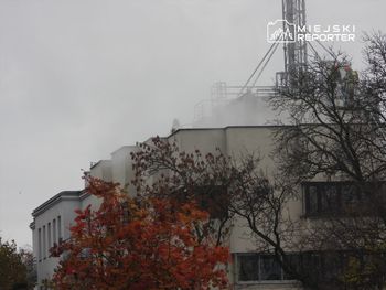 Warszawa: Pożar na dachu bloku w centrum. Dym był widziany z daleka