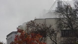 Warszawa: Pożar na dachu bloku w centrum. Dym był widziany z daleka