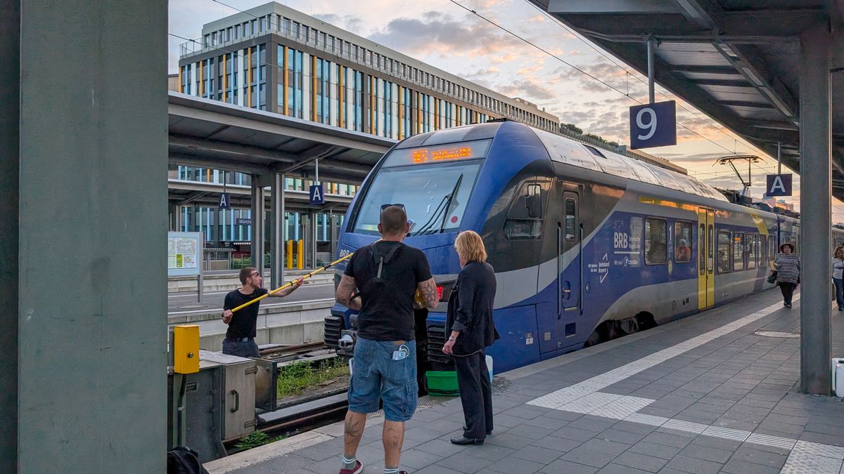 Pociąg zatrzymany przez brud. Pasażerowie zmuszeni do zmiany składu