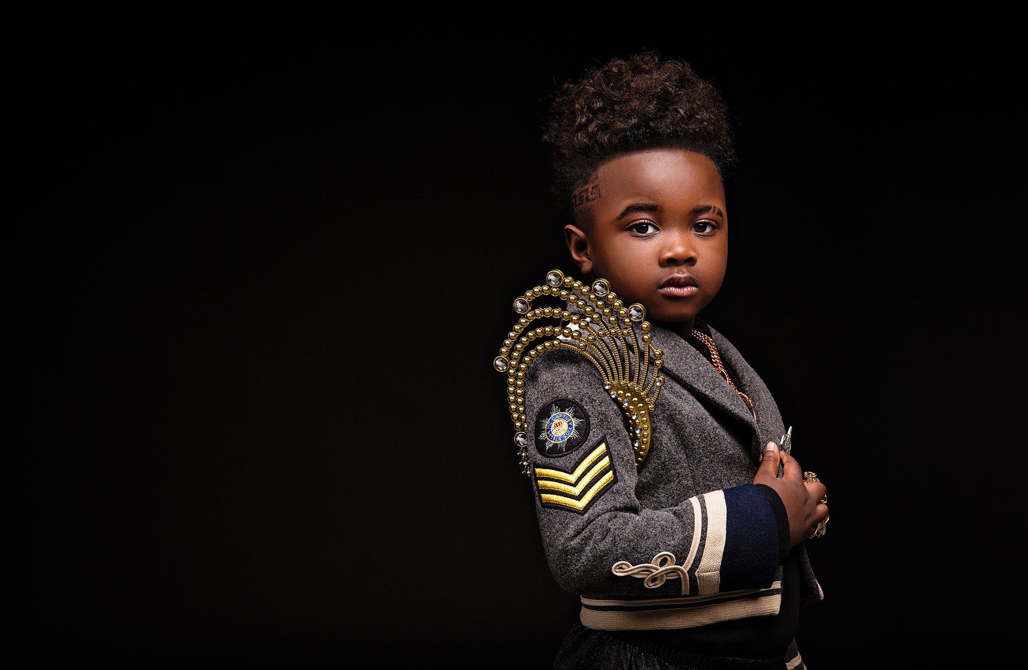Dzieci, które na głowie mają sztukę. Portrety high-fashion w hołdzie afro 4