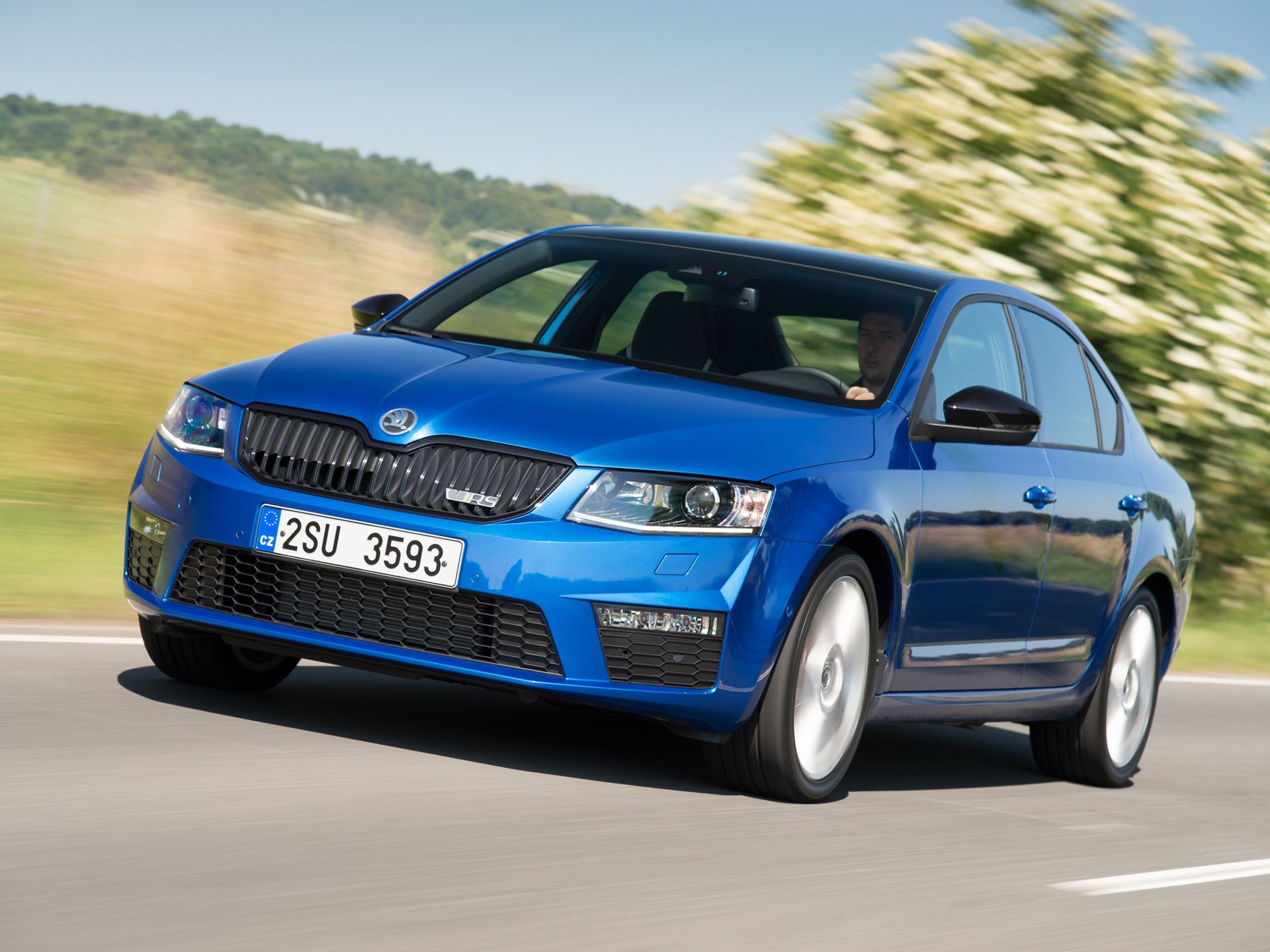 Skoda Octavia RS prowadzi się zupełnie naturalnie, podsterownie, trochę nijak, ale poprawnie.