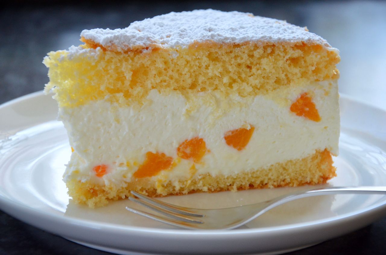 Puszyste ciasto przekładam kremem z owocami. Zrobię na Dzień Babci i Dziadka