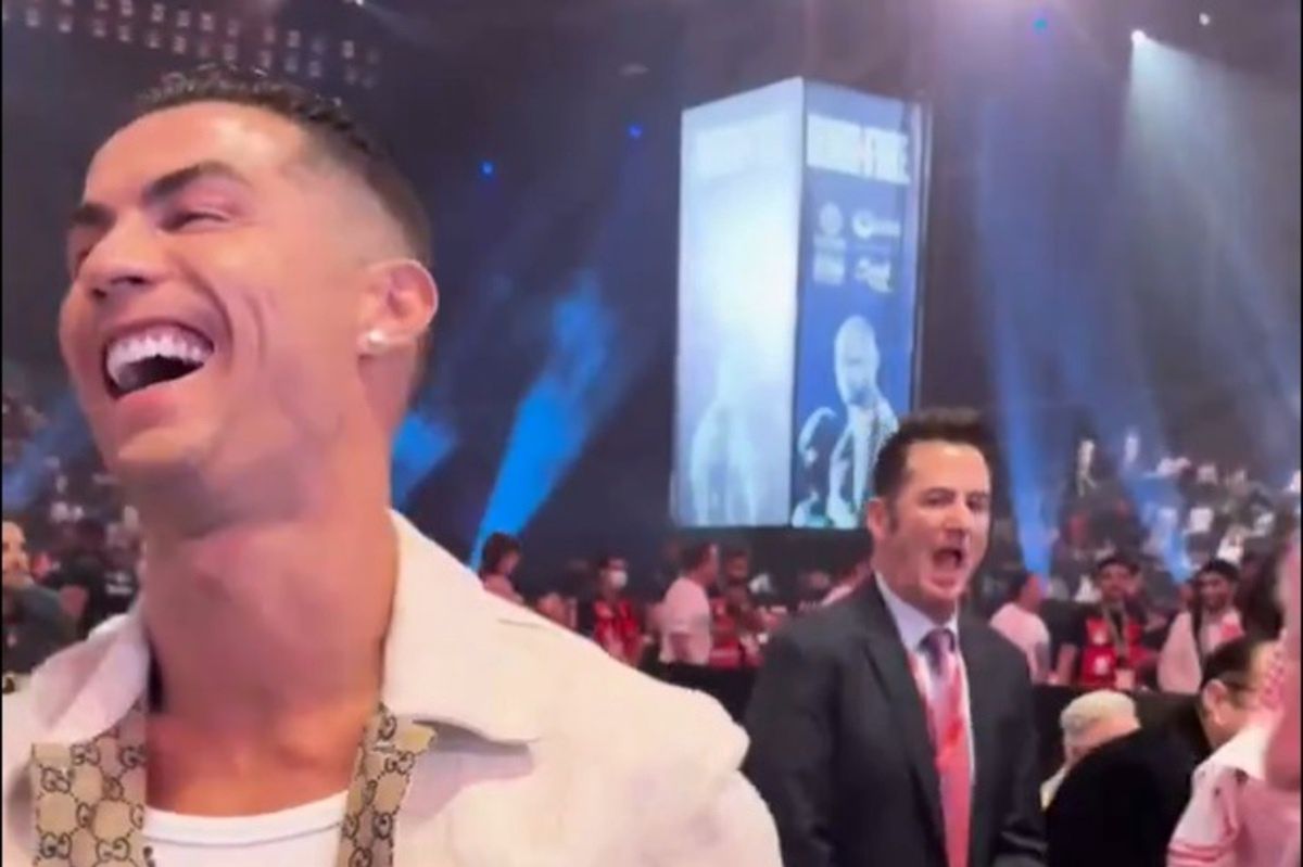 Ronaldo teases boxing promoter during star-studded fight night