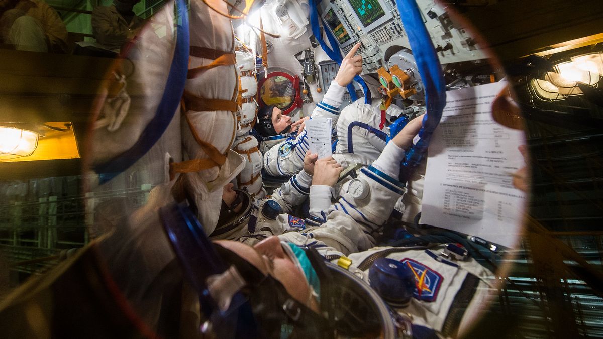 Astronauci NASA i Roscosmos. Ostatnie ćwiczenia przed "Ekspedycją 64" 1