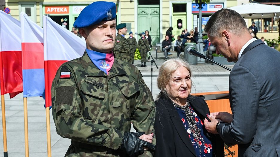 Wicewojewoda Michał Koniuch wręczył medal &#34;Pro Patria&#34; (przyznawany za szczególne zasługi w kultywowaniu pamięci o walce o niepodległość RP) pani Urszuli Ancewicz, działającej w Kole Szwederowo Związku Sybiraków w Bydgoszczy.