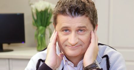 Janusz Palikot zabrał swoje nastoletnie dzieci na uroczyste przekazanie WÓDKI Lechowi Wałęsie. Wychowawcze?