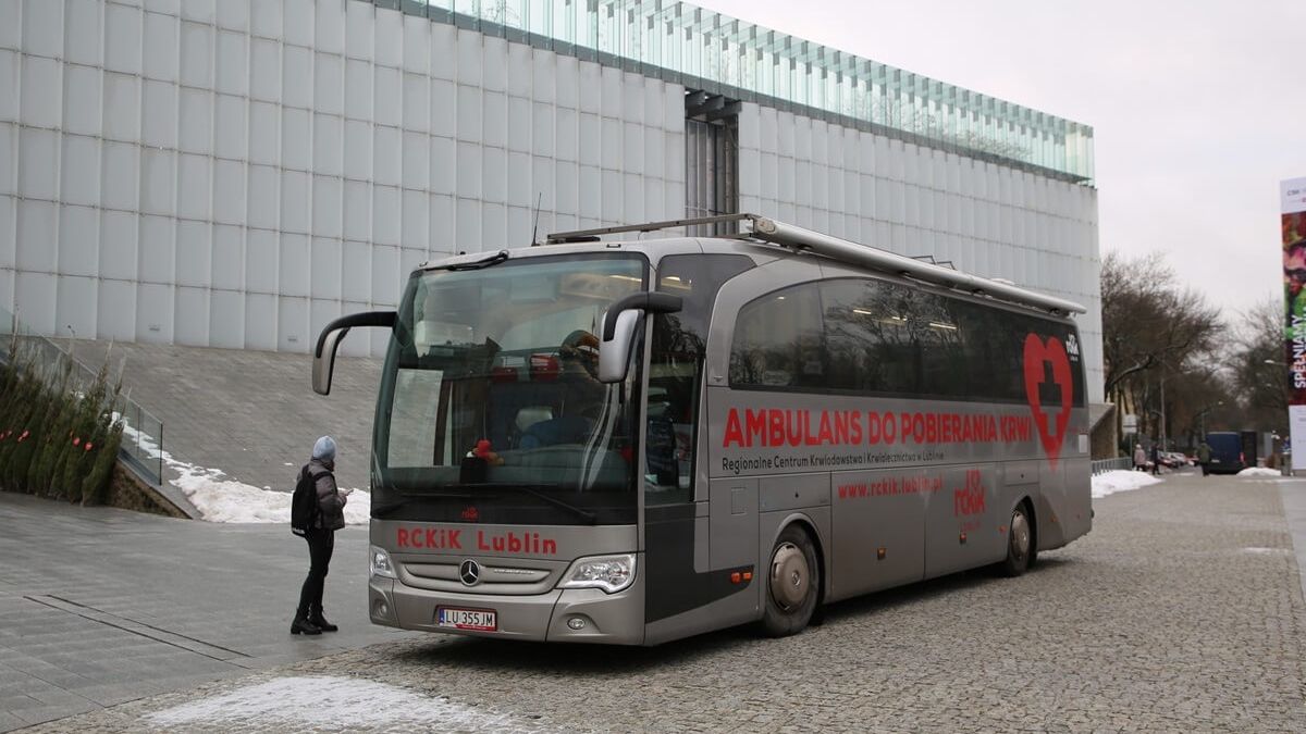 Krwiobus RCKiK Lublin na Placu Teatralnym