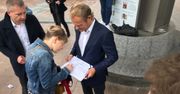 Wybory 2020. Donald Tusk zbiera podpisy dla Rafała Trzaskowskiego. "Dziękuję"
