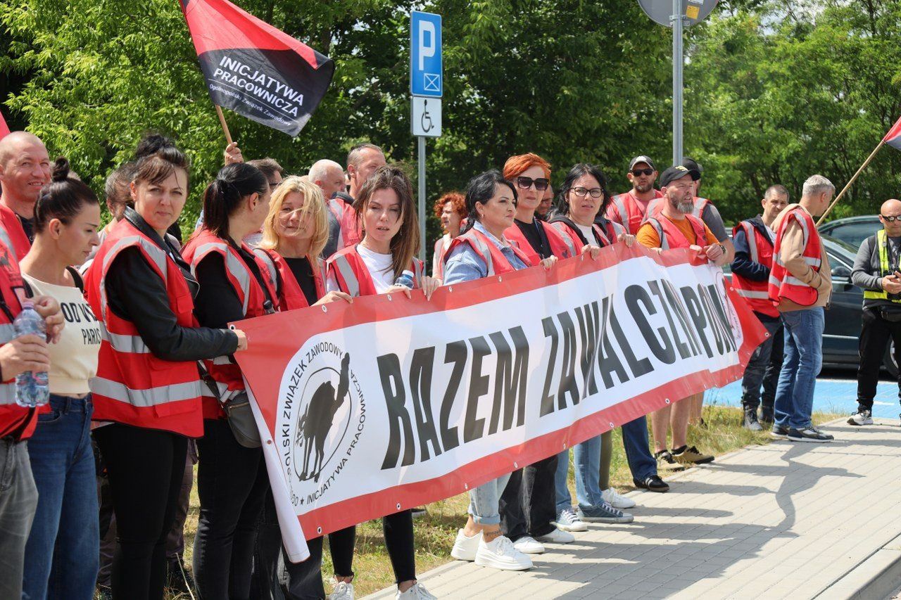 Pracownicy strajkują w Gnieźnie. Aktywiści nie przepuszczali samochodów w Jeremiasie