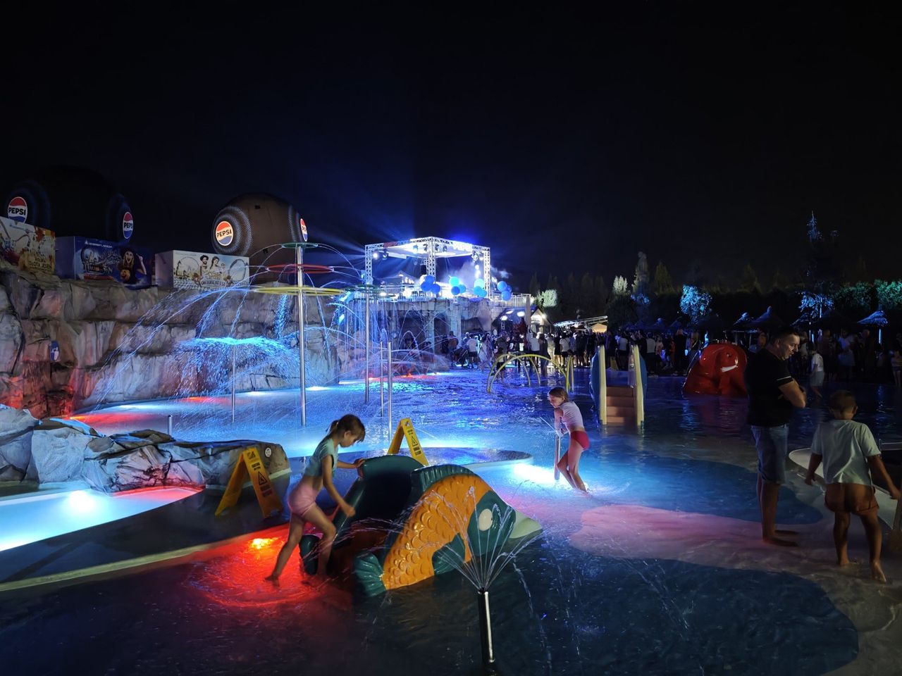 Zator: Gorąca, wystrzałowa noc w Energylandii. Impreza Magic Night przyciągnęła rekordowe tłumy