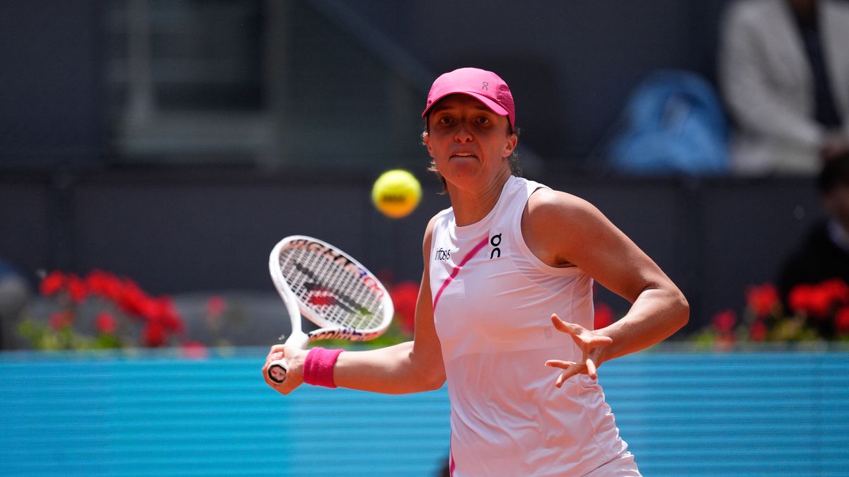 MADRID, SPAIN - APRIL 29: Iga Swiatek of Poland in action against Sara Sorribes of Spain during the Mutua Madrid Open 2024, ATP Masters 1000 and WTA 1000, tournament celebrated at Caja Magica on April 29, 2024 in Madrid, Spain. (Photo By Oscar J. Barroso/Europa Press via Getty Images)