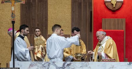 Więzienia za lżenie Kościoła? Pomysł ziobrystów wraca do Sejmu