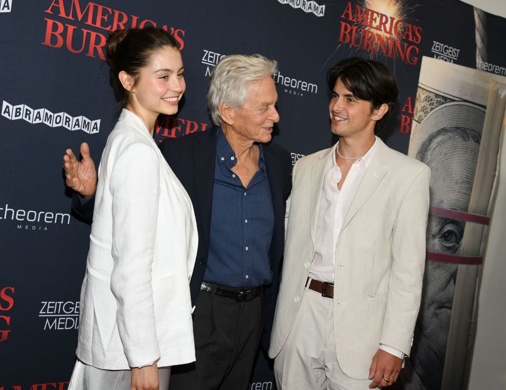 Michael Douglas na premierze filmu "America's Burning"