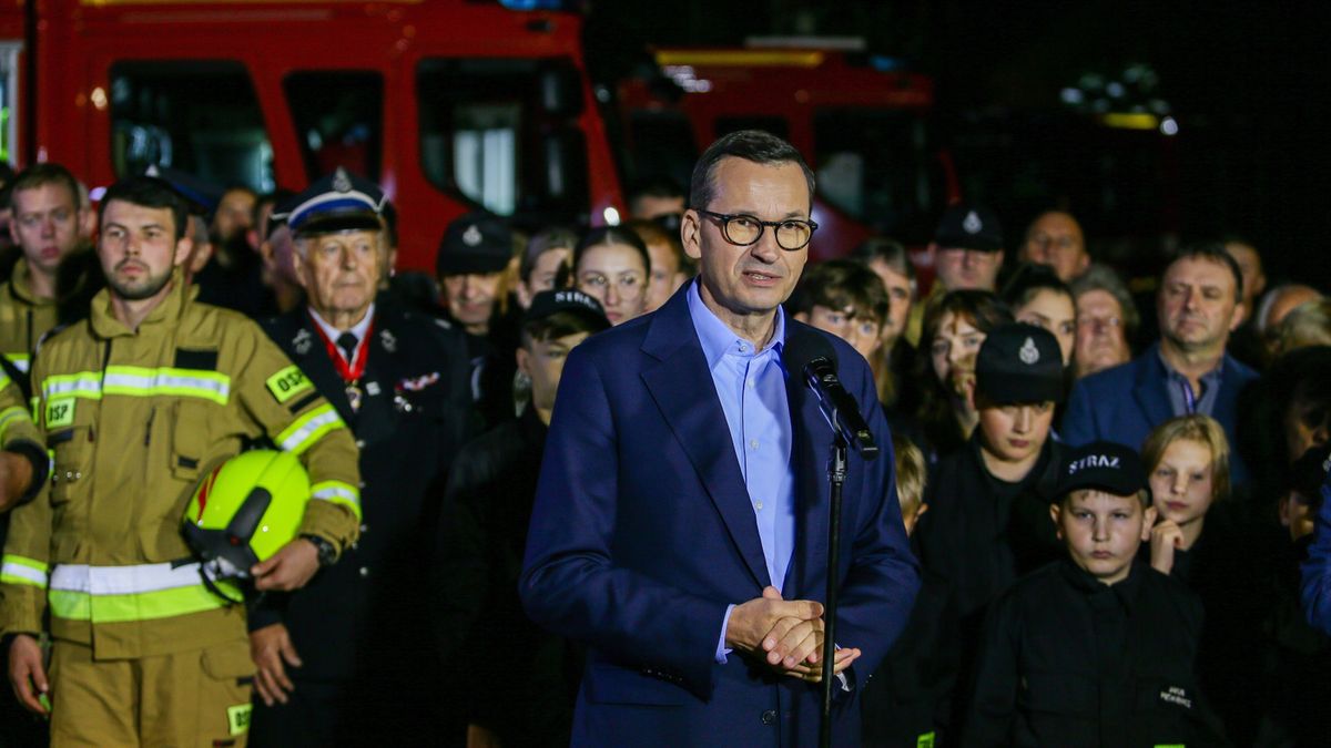 remier Mateusz Morawiecki podczas spotkania ze strażakami OSP we wsi Ślemień w powiecie żywieckim