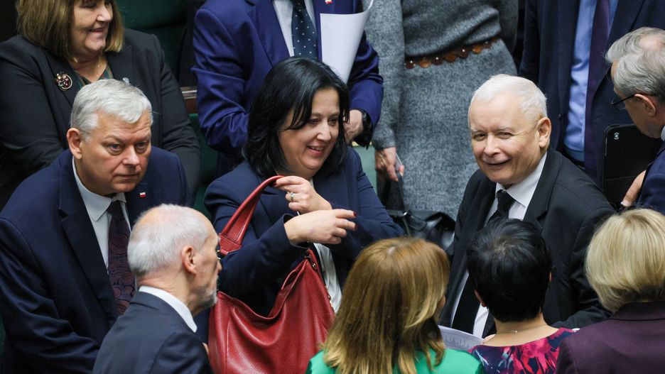 Warszawa, 06.12.2024. Prezes PiS Jarosław Kaczyński (P) oraz posłowie PiS: Anita Czerwińska (3L), Ryszard Terlecki (2L) i Marek Suski (L) na sali obrad Sejmu w Warszawie, 6 bm. Sejm nie uchylił w piątek immunitetu trojgu posłom PiS: Jarosławowi Kaczyńskiemu, Anicie Czerwińskiej i Markowi Suskiemu m.in. za zniszczenie wieńca podczas obchodów miesięcznicy katastrofy smoleńskiej. (aldg) PAP/Rafał Guz