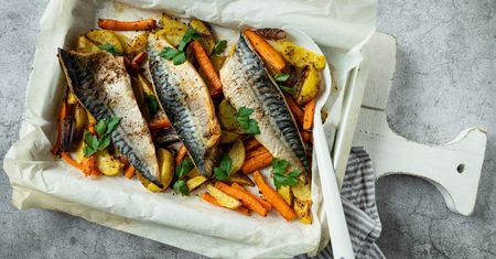Pieczona makrela z ziemniakami i marchewką