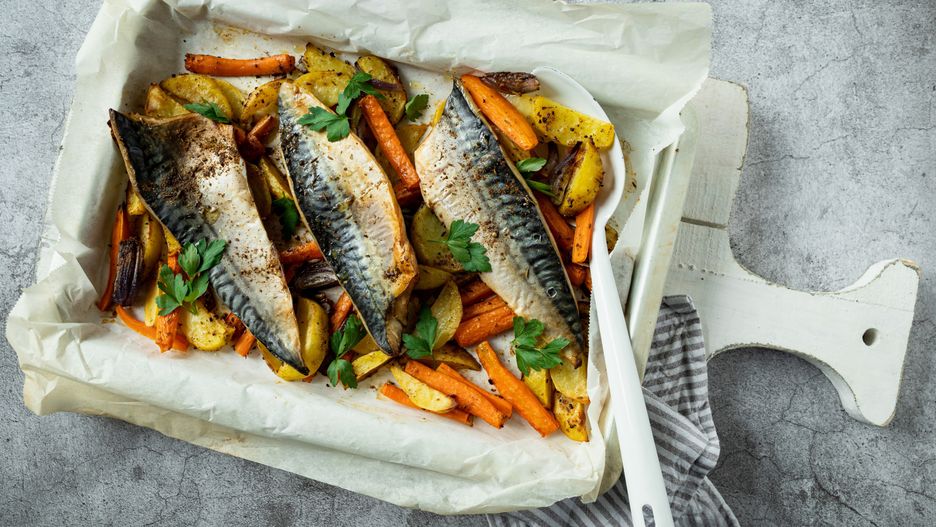 Pieczona makrela z ziemniakami i marchewką