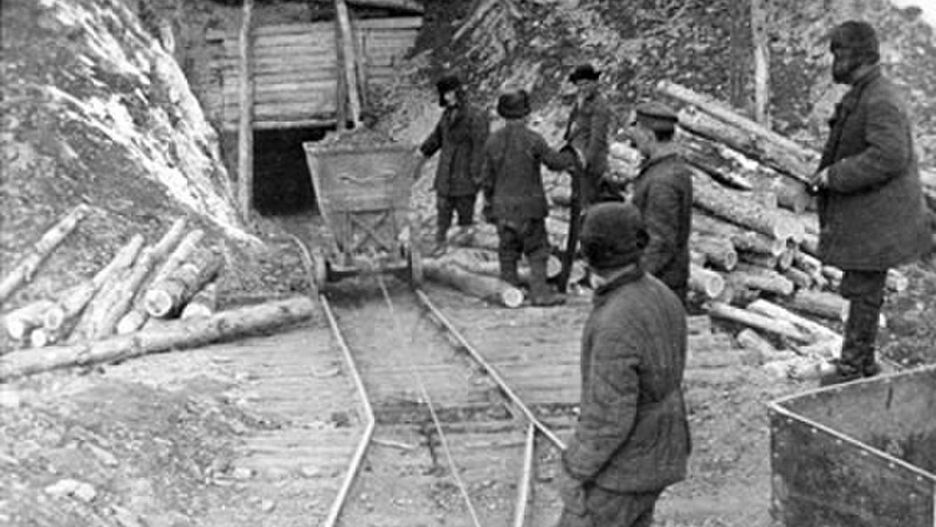 Łagiernicy pracujący w jednej z kołymskich kopalń