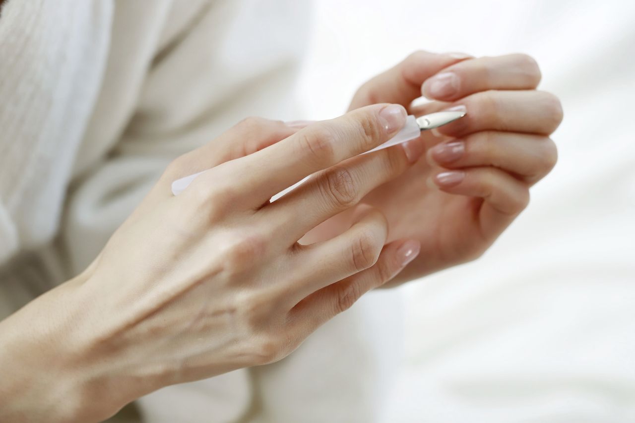 Olejek rycynowy na paznokcie pomoże w szybszym usunięciu skórek.