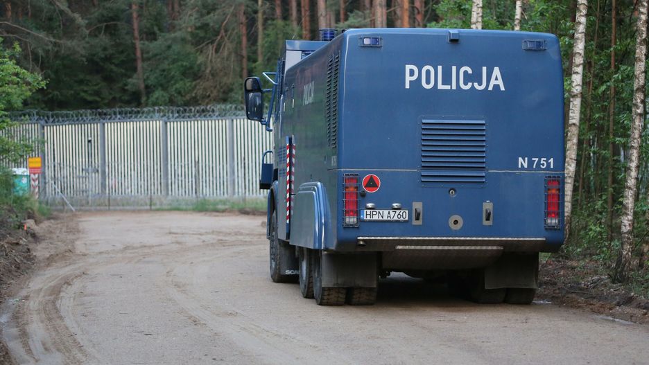 Sytuacja na granicy polsko-bia?oruskiej
05.06.2024. Podlasie. Puszcza Bia?owiska. Zapora na granicy  Bialorusia, za kilka dni powstanie strefa buforowa. N/z. Policyjna armatka wodna. Fot. Mateusz Kotowicz/REPORTER
Mateusz Kotowicz/REPORTER