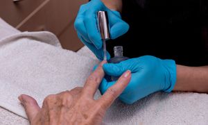Idealny manicure dla kobiet z klasą. Glossy merlot to hit