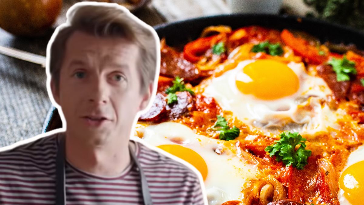 Szakszuka Karola Okrasy jest wyrazista i pełna smaku