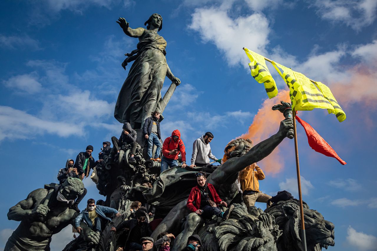 Demonstrujący na pomniku Triumfu Republiki w Paryżu