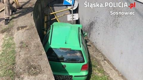 Sosnowiec. Kierowca volkswagena jazdę zakończył w rowie okalającym budynek.