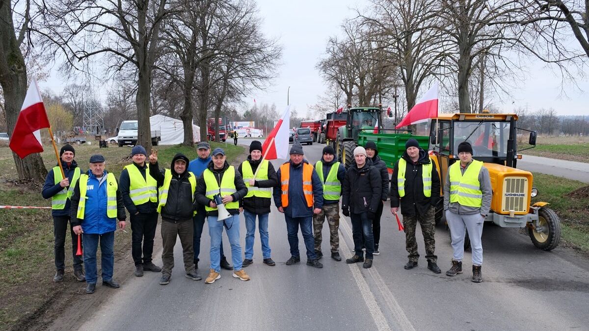 Protest rolników w Lublinie na skrzyżowaniu Zemborzycka - Osmolicka - Żeglarska