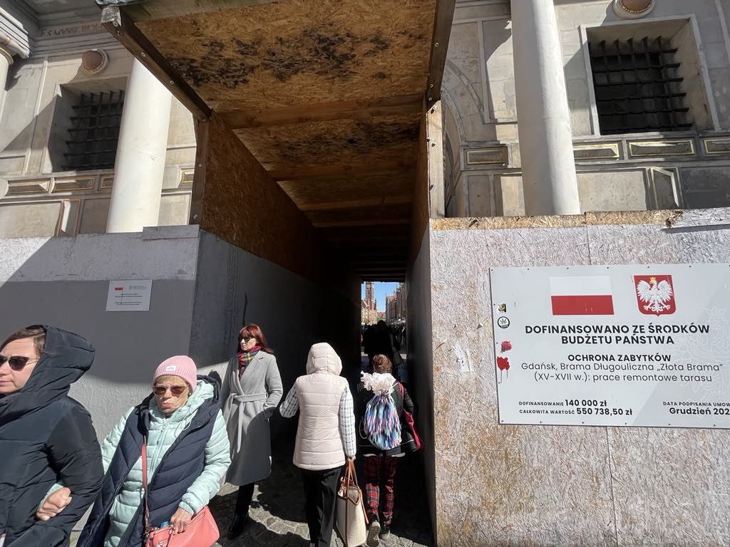 Szpecące ogrodzenie utrudnia przechodzenie przez bramę